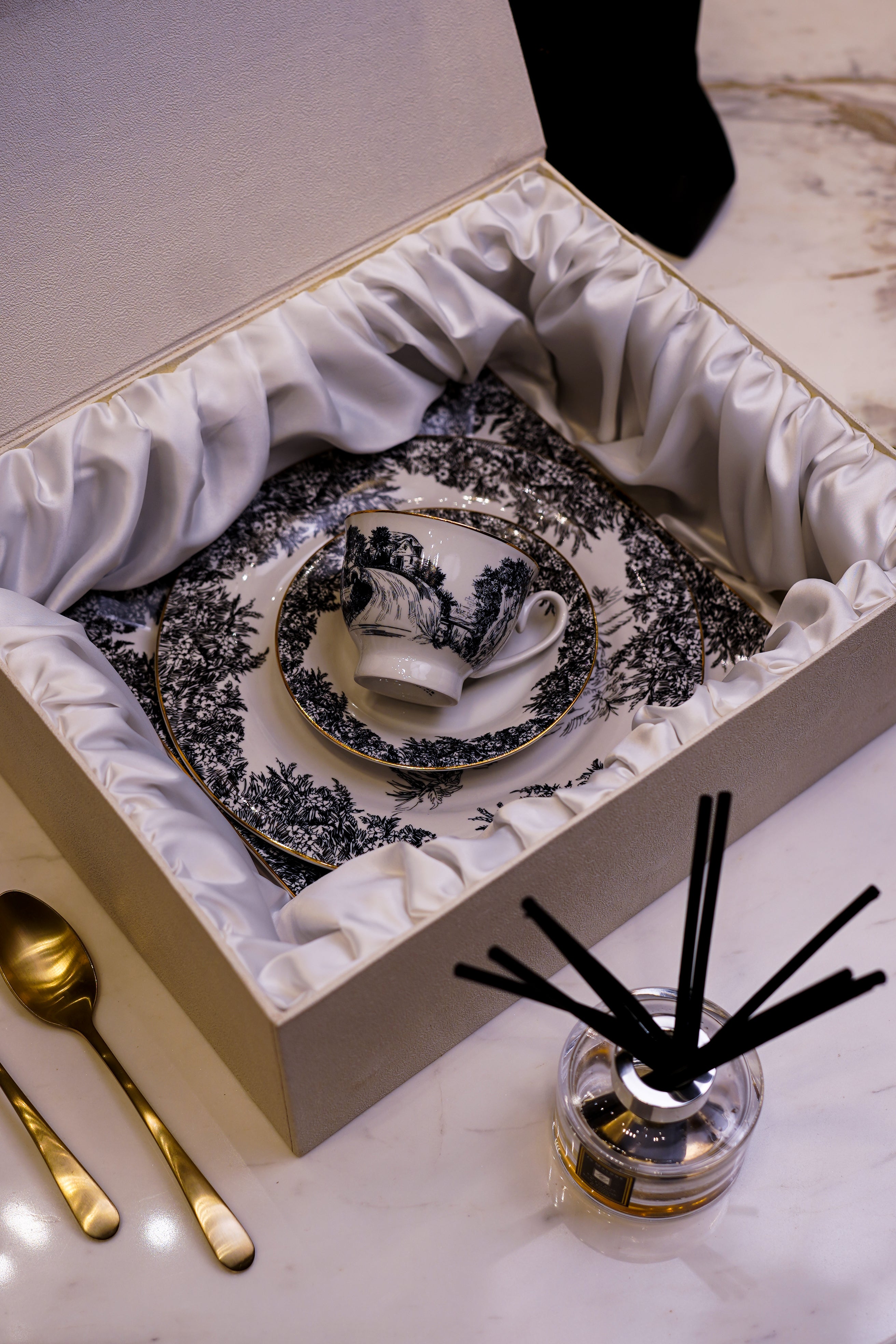 Noir & gold - dinnerware for 4 persons (22 pcs)