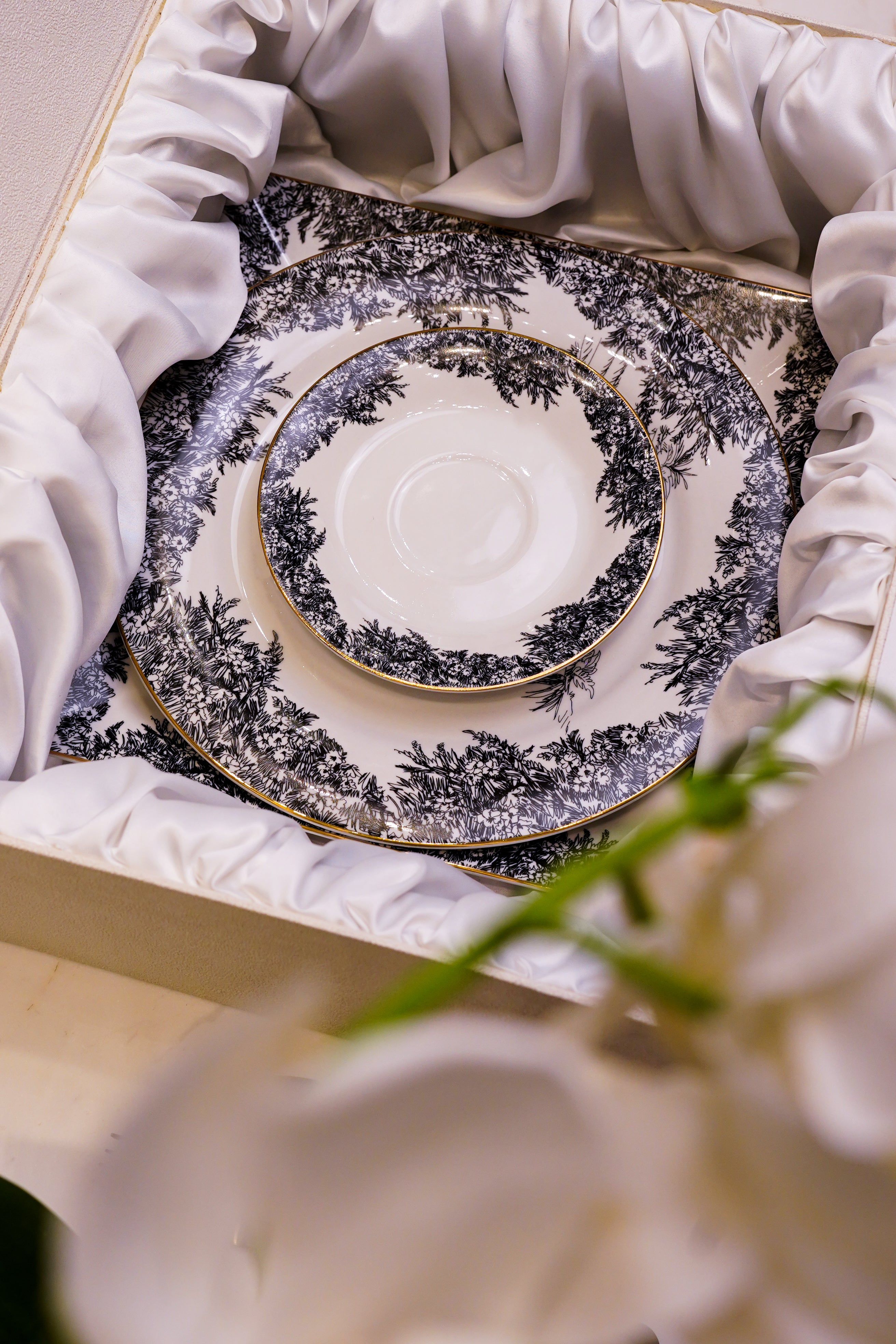 Noir & gold - dinnerware for 6 persons (33 pcs)