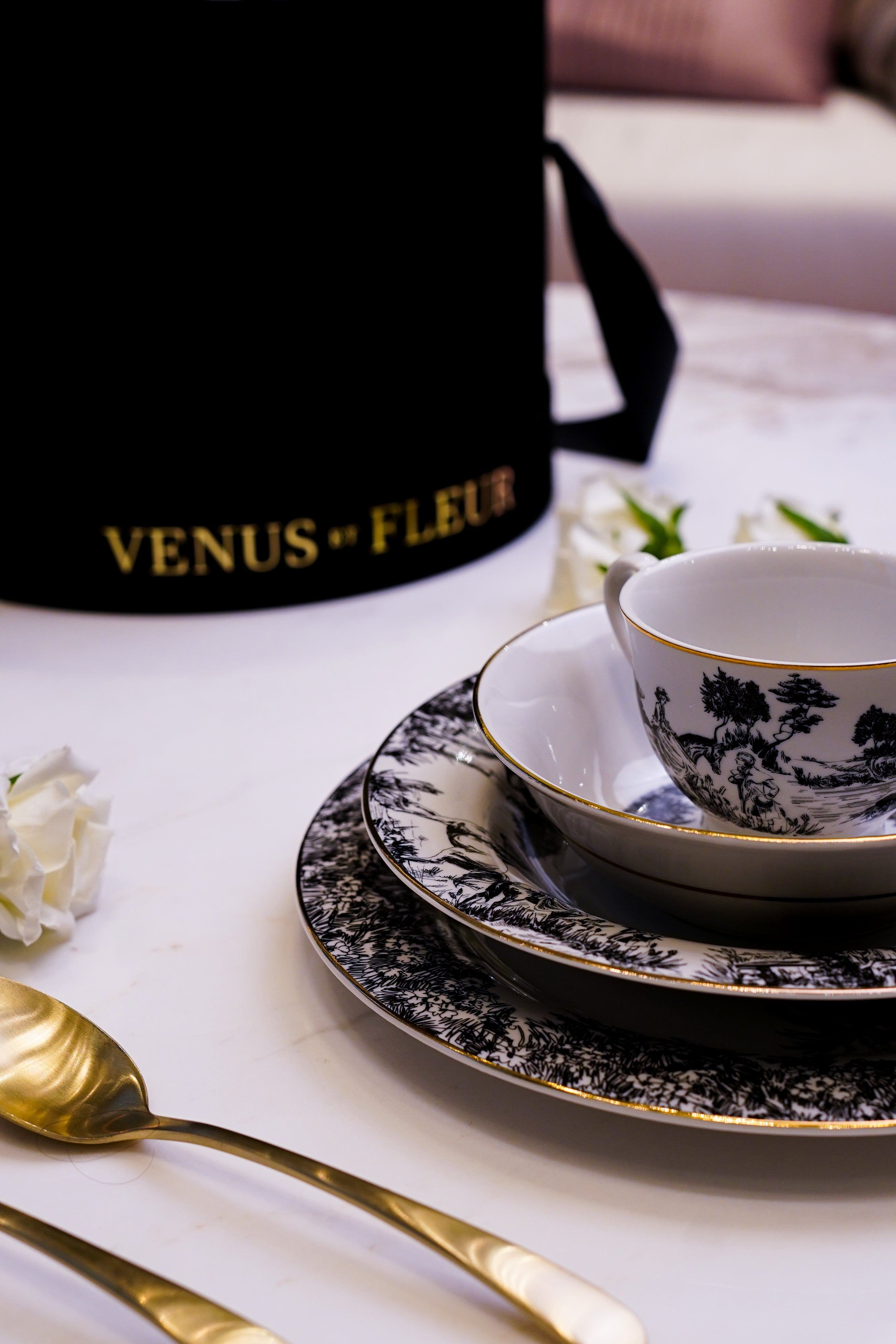 Noir & gold - dinnerware for 4 persons (22 pcs)